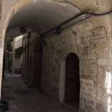 Percorriamo quindi via dei Gesuiti fino a incontrare sulla nostra destra l�arco di Sant�Onofrio, un tempo custode della chiesa di San Nicola del Porto in cui riposarono le spoglie del Patrono di Bari prima di essere condotti nella cripta di San Michele e poi nella Basilica